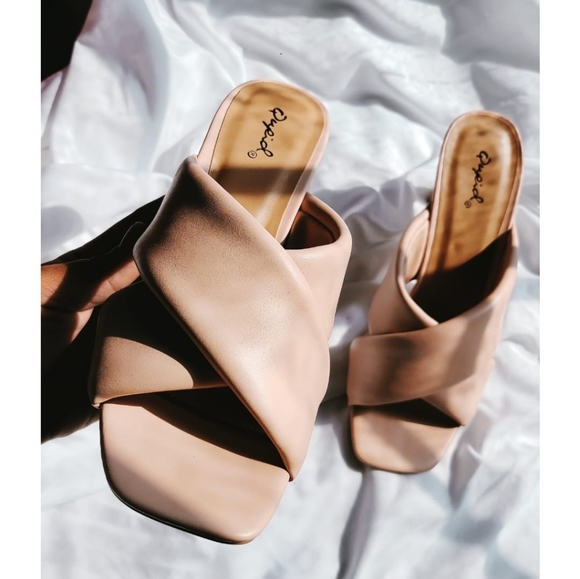 🚨LAST PAIR// Nude vegan leather Sandal - Picture 3 of 5